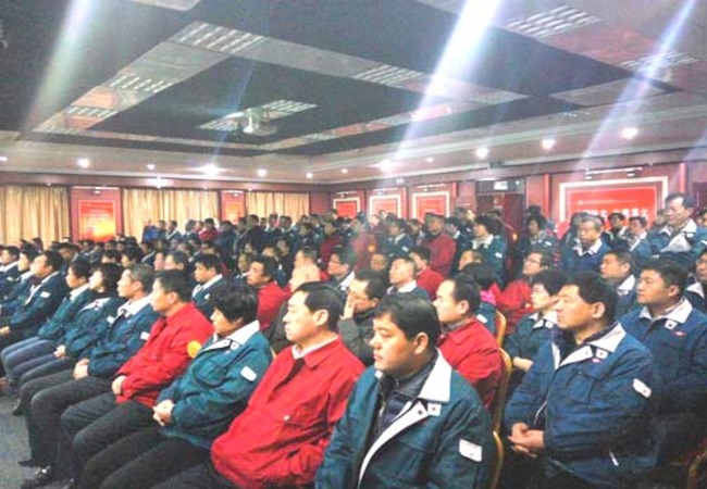 jbo竞博集团治理职员正在大礼堂认真听取科技职员的科普知识讲座